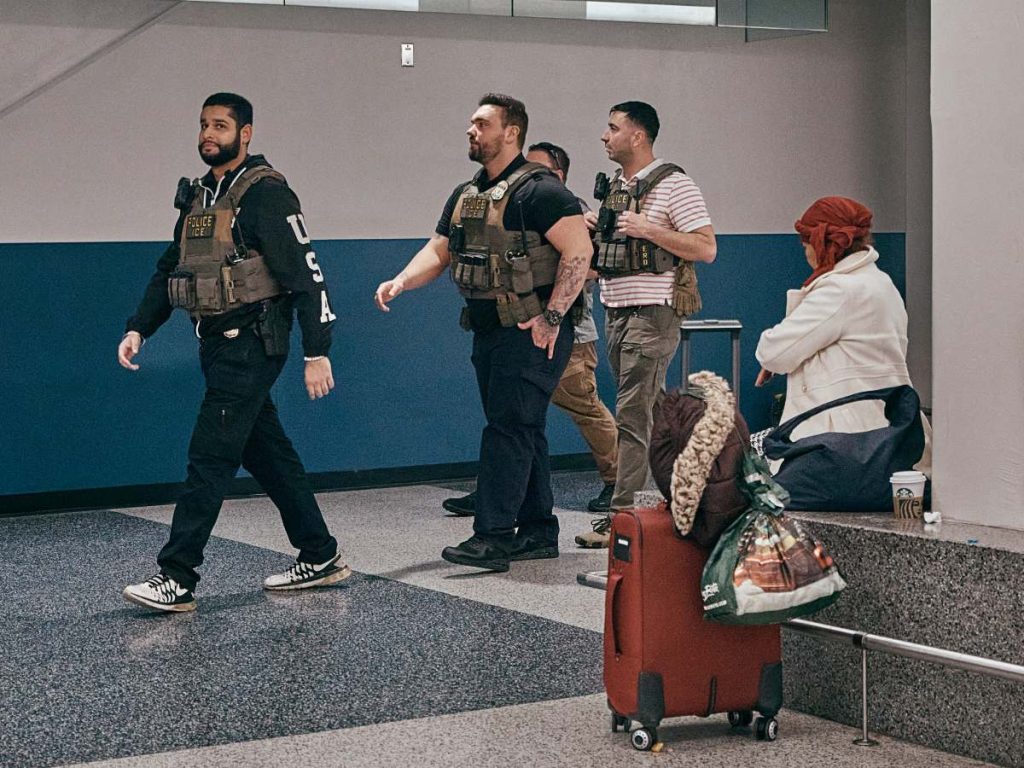 Agentes de ICE fueron desplegados en aeropuertos de EE.UU. ante el caos por falta de personal, mientras se evalúa enviar a la Guardia Nacional.