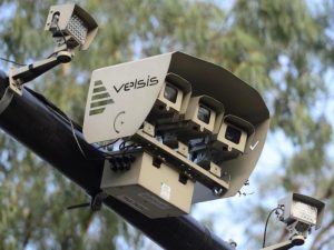 Equipo de fotomultas instalado en la salida del bulevar Los Próceres para controlar la velocidad de los conductores.