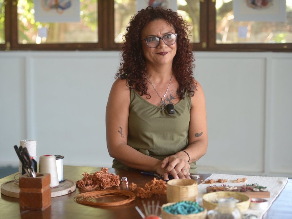 Jacqueline Girón encontró en el diseño artesanal una oportunidad para independizarse y avanzar en la construcción de su casa mientras apoya los sueños de su familia.