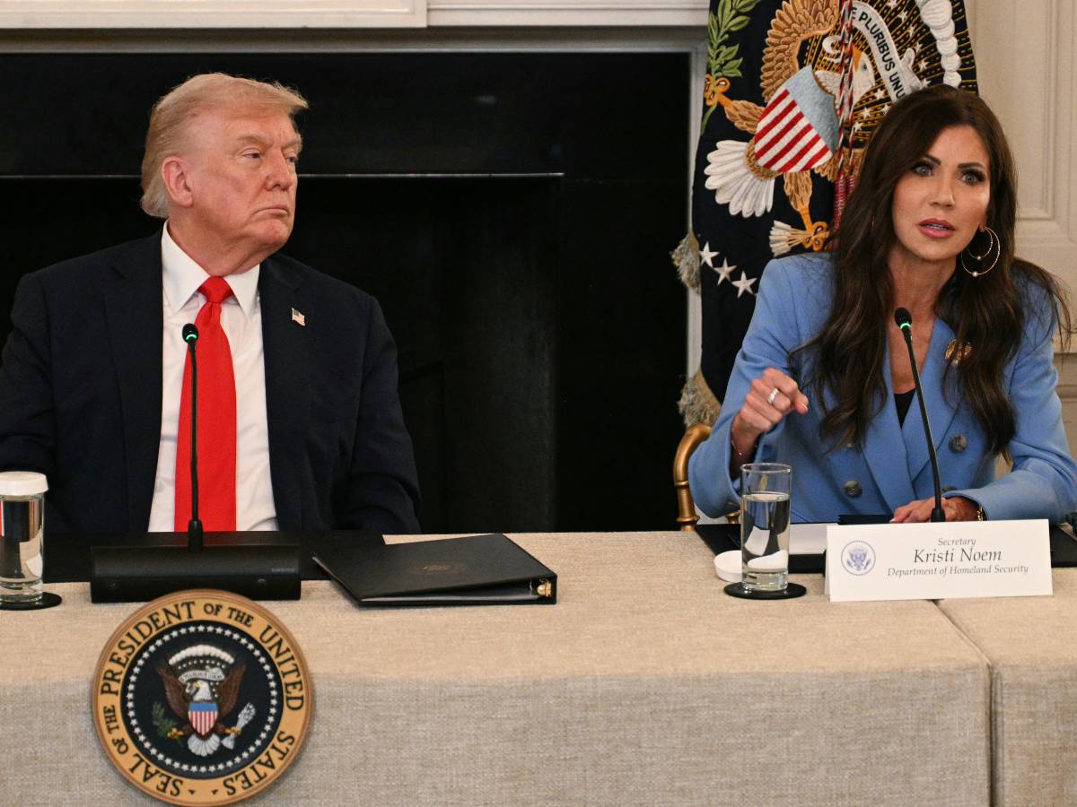 El presidente Donald Trump escucha a la secretaria de Seguridad Nacional, Kristi Noem, durante una reunión en la Casa Blanca en octubre de 2025. Trump anunció su reemplazo en marzo de 2026. Foto: AFP.