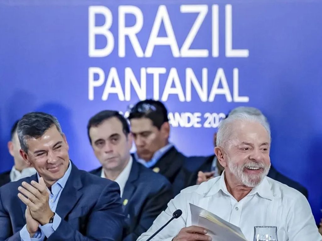 Fotografía cedida por la Presidencia de Brasil que muestra al mandatario, Luiz Inácio Lula da Silva (d), participando junto a su homologo de Paraguay, Santiago Peña, en Campo Grande (Brasil).