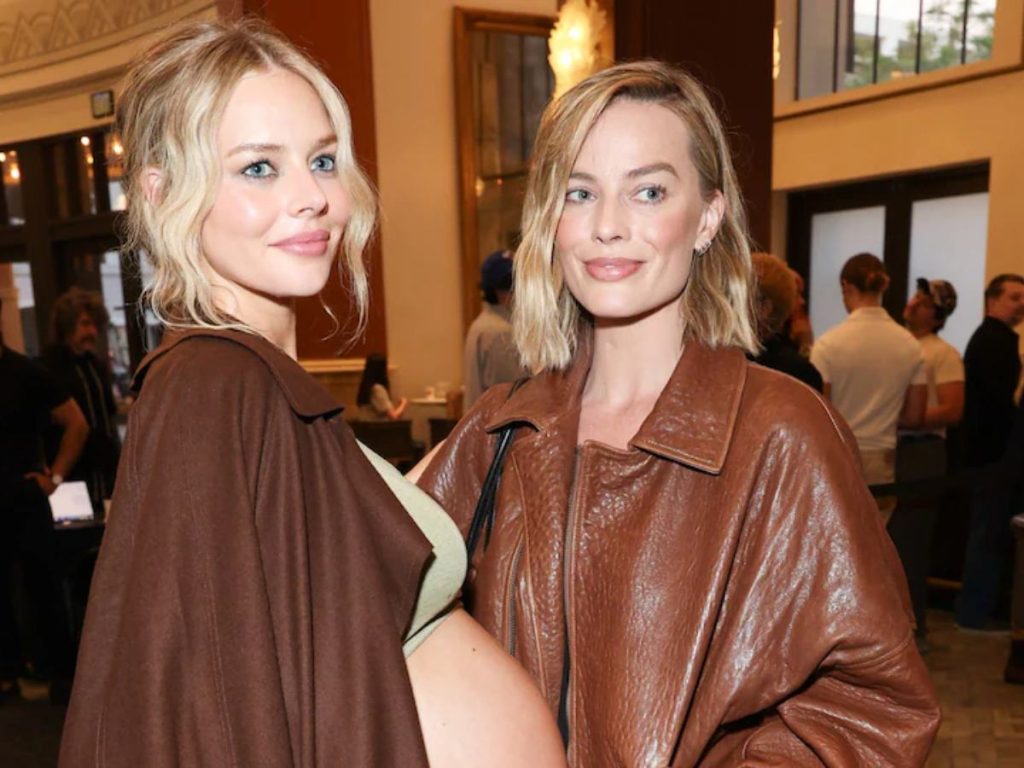 Margot-Robbie-boho-chic-moda-actual-tendencias-vestido-negro-gafas-solares-Samara-Weaving