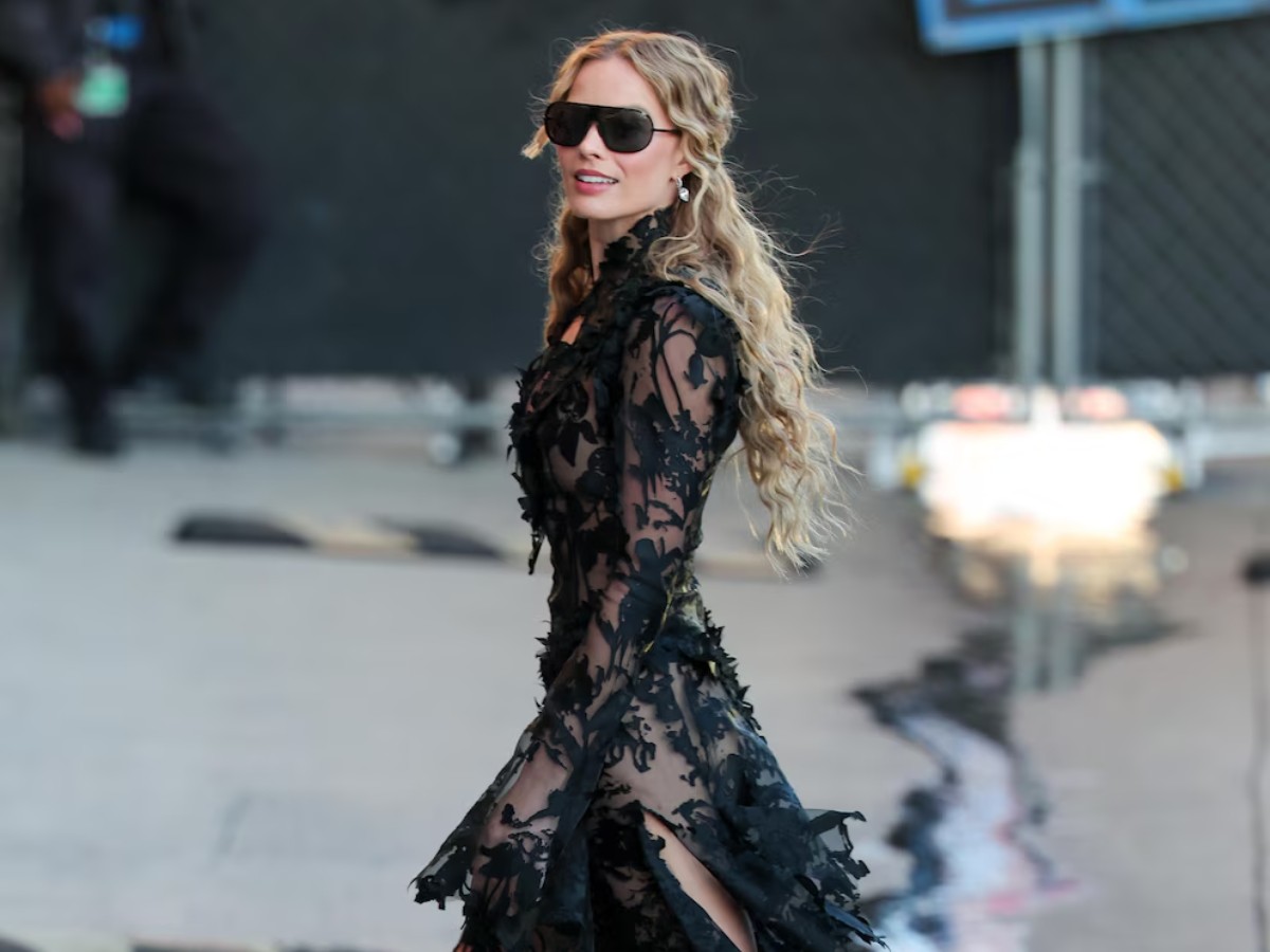 Margot-Robbie-boho-chic-moda-actual-tendencias-vestido-negro-gafas-solares