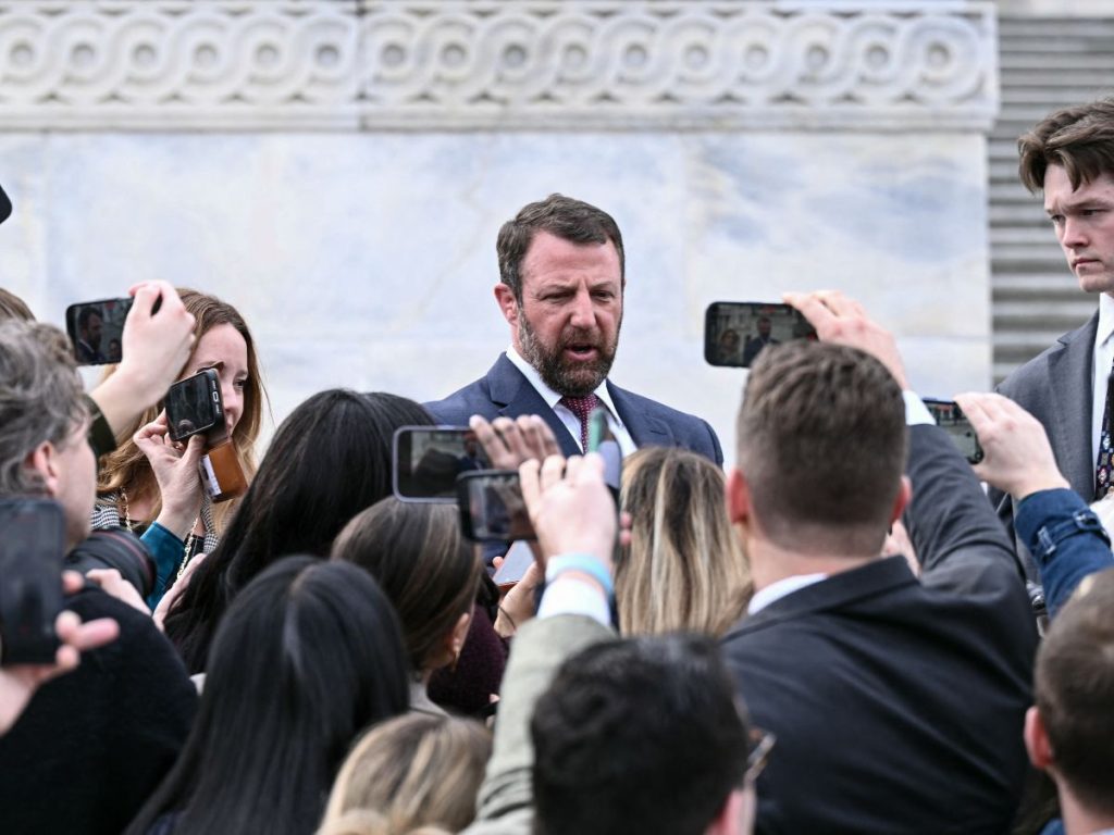 El senador republicano por Oklahoma, Markwayne Mullin, habla con periodistas frente al Capitolio en Washington el 5 de marzo de 2026, tras ser anunciado como nuevo jefe de Seguridad Nacional. Foto: AFP.