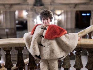 Max Alexander posa en el Palacio Garnier durante la Semana de la Moda de París, donde debutó con su colección Otoño/Invierno 2026-2027.