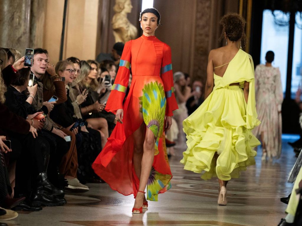 Una modelo desfila con un vestido rojo de inspiración floral diseñado por Max Alexander durante la Semana de la Moda de París en el Palacio Garnier. 