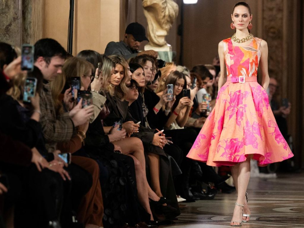 Una modelo desfila con un vestido en tonos coral y rosa con falda amplia diseñado por Max Alexander durante la Semana de la Moda de París. 