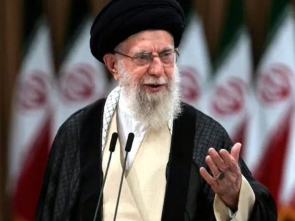 Mojtaba Jamenei, clérigo iraní de 56 años e hijo del fallecido líder supremo Alí Jamenei, figura entre los nombres más mencionados para dirigir la república islámica.