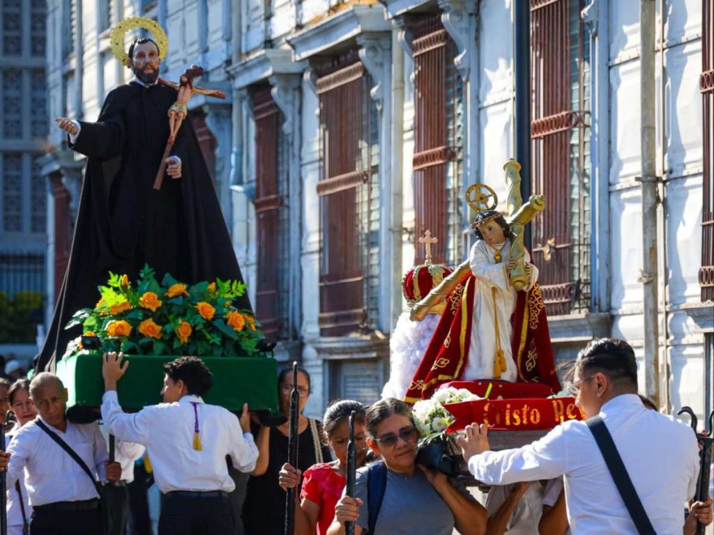 Fieles católicos participan en el cuarto viacrucis que recorrió el Centro Histórico de San Salvador durante el cuarto viernes de Cuaresma.