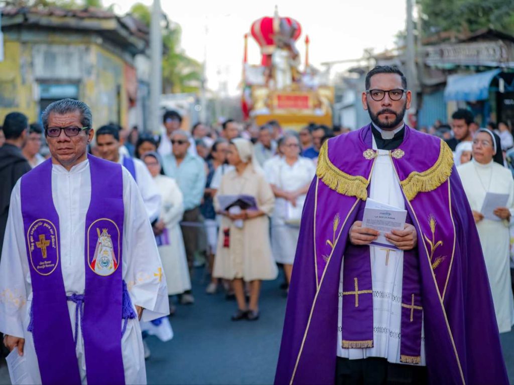 Familias completas participaron con oración y reflexión en el viacrucis realizado en el Centro Histórico de San Salvador.