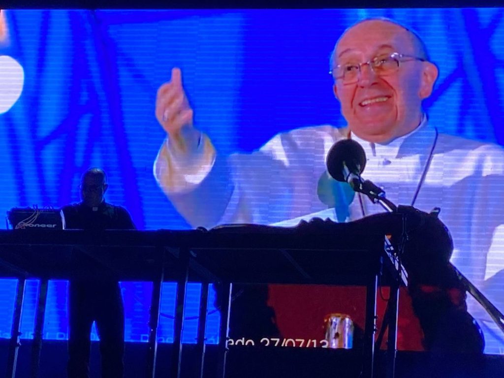 Un mensaje del Papa Francisco apareció en las pantallas durante el concierto, integrándose a la propuesta musical y espiritual del sacerdote y DJ Padre Guilherme.