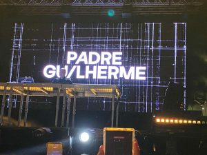 Fe, beats y “El Carbonero”: Padre Guilherme encendió la noche con ritmo y esperanza