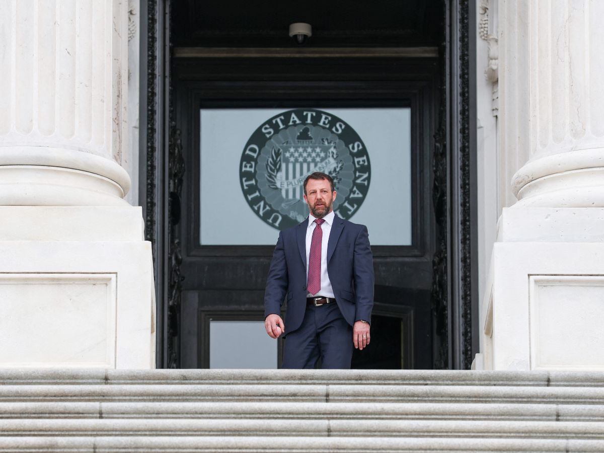El senador estadounidense Markwayne Mullin (republicano por Oklahoma) sale del Capitolio tras votar el 5 de marzo de 2026 en Washington, D.C. Hoy mismo, el presidente estadounidense Donald Trump anunció en Truth Social su intención de nominar a Mullin para reemplazar a la secretaria de Seguridad Nacional, Kristi Noem. Anna Moneymaker/Getty Images/AFP (Foto de Anna Moneymaker / GETTY IMAGES NORTH AMERICA / Getty Images vía AFP)