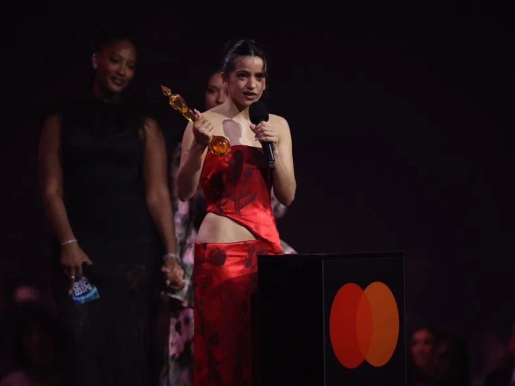 Fotografía de Rosalia después de recibir el premio BRIT 2026 a Artista Internacional del Año, en Manchester (Reino Unido).