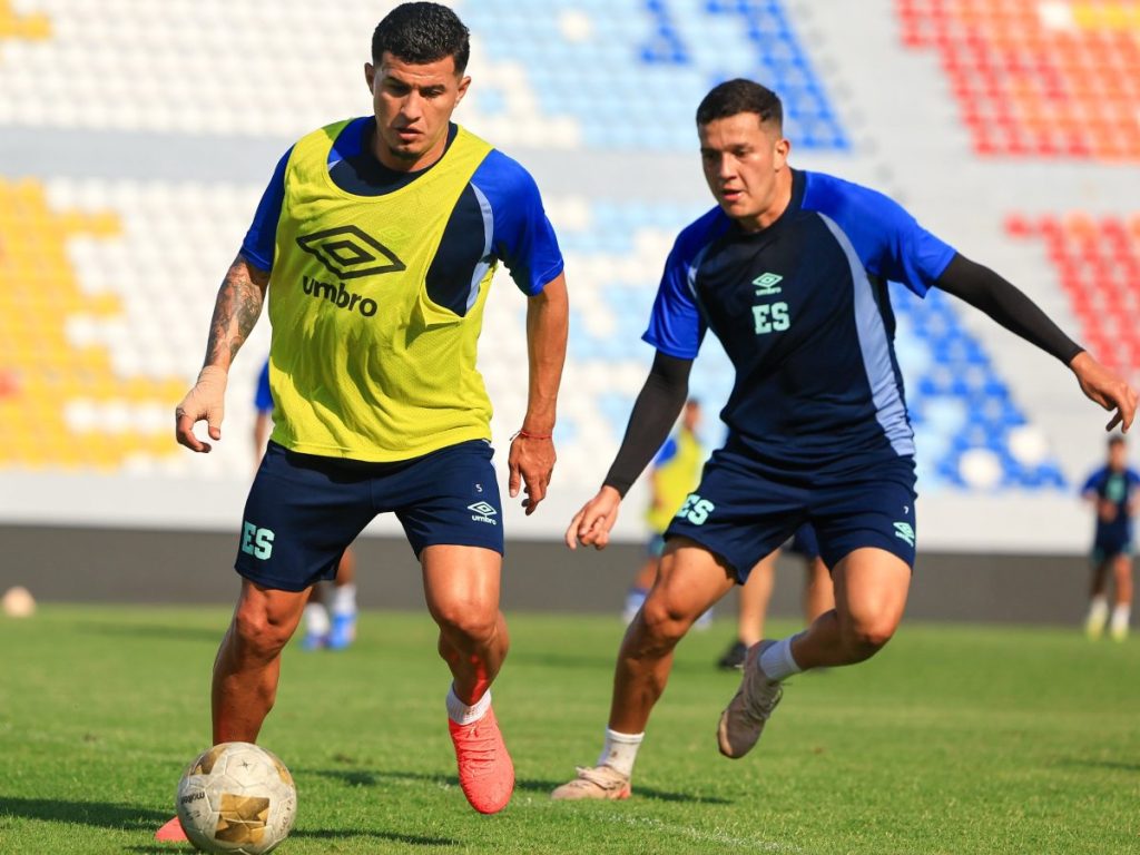 Styven Vásquez (der.) entrenando con la Selecta. Foto FESFUT