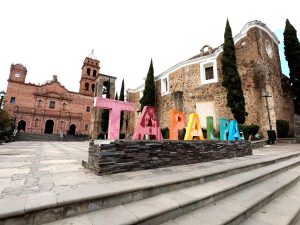 Un letrero turístico en la plaza de Tapalpa, Jalisco, el 24 de febrero de 2026. El pueblo quedó en alerta tras la violencia desatada luego de la muerte del capo El Mencho.