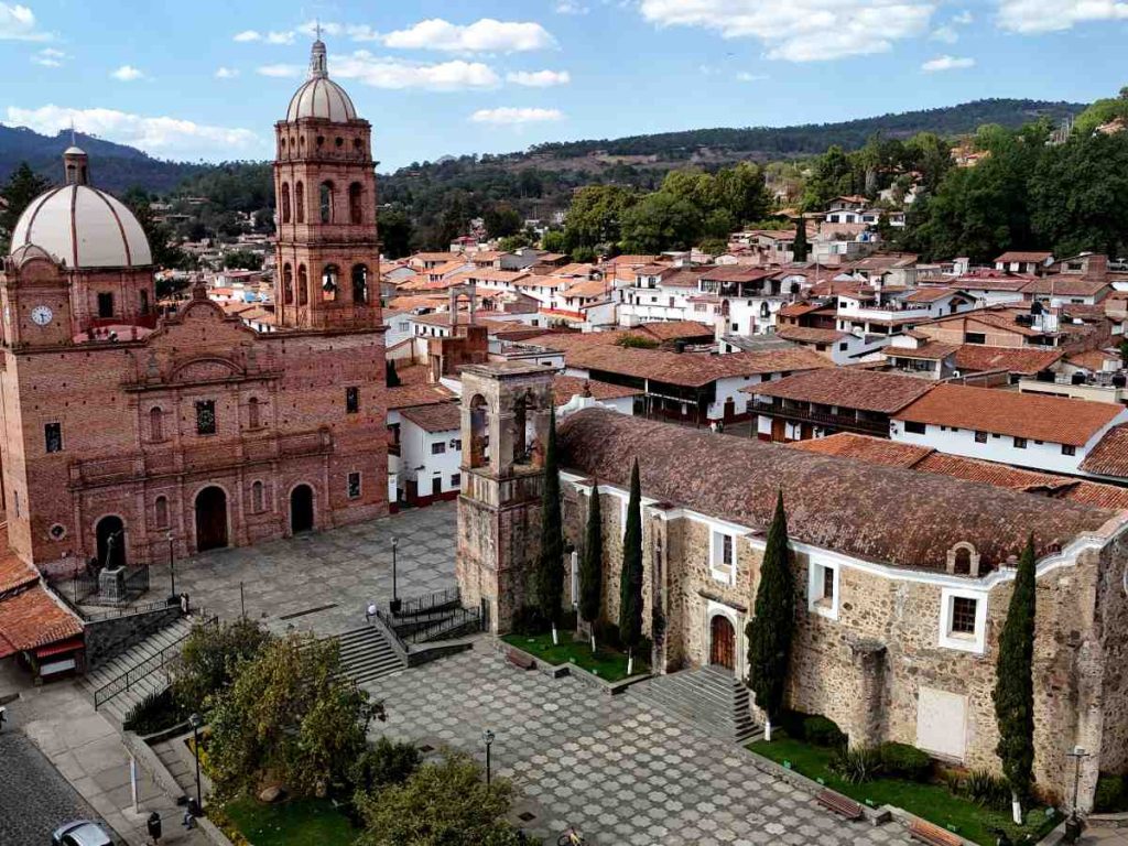 Vista aérea de la iglesia Nuestra Señora de Guadalupe y la plaza de Tapalpa, Jalisco. El pueblo quedó en alerta tras la violencia que siguió a la muerte del capo El Mencho.