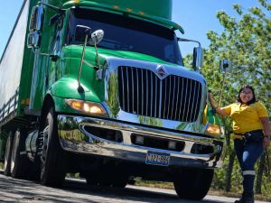 Katherine Cheleiva de Rivas tiene 28 años y desde 2021 se dedica a conducir transporte pesado en distintas rutas de El Salvador. Foto/ Cortesía