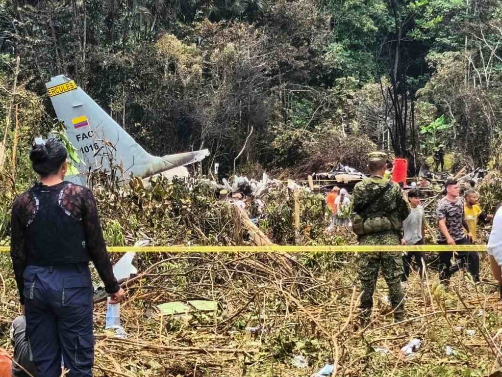 Esta captura de pantalla muestra a soldados y rescatistas cerca de un avión Hércules de la Fuerza Aérea que emite una densa humareda tras estrellarse durante el despegue en Puerto Leguizamo, Colombia, cerca de la frontera sur con Ecuador, el 23 de marzo de 2026. AFP