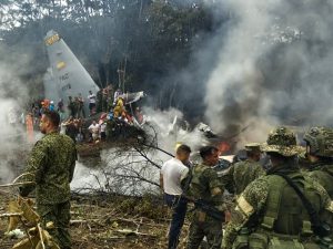 El ejército colombiano informó el 23 de marzo que se creía que unos 80 soldados habían muerto tras el accidente de un avión de transporte en el sur del país.