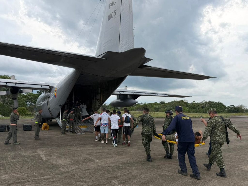 Una fotografía difundida por las Fuerzas Armadas colombianas muestra a miembros de la Fuerza Aeroespacial Colombiana trasladando a heridos en camillas para subirlos a un avión en Puerto Leguizamo, Colombia, cerca de la frontera sur con Ecuador, el 23 de marzo de 2026.