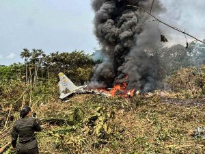 Accidente de avión militar en Colombia deja al menos 8 muertos y decenas de heridos. AFP