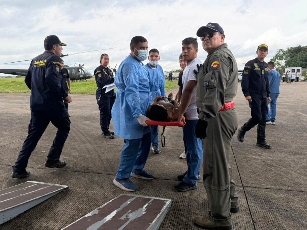Una fotografía difundida por las Fuerzas Armadas colombianas muestra a miembros de la Fuerza Aeroespacial Colombiana transportando a una persona herida en una camilla para ser embarcada en una aeronave en Puerto Leguizamo, Colombia, cerca de la frontera sur con Ecuador, el 23 de marzo de 2026.