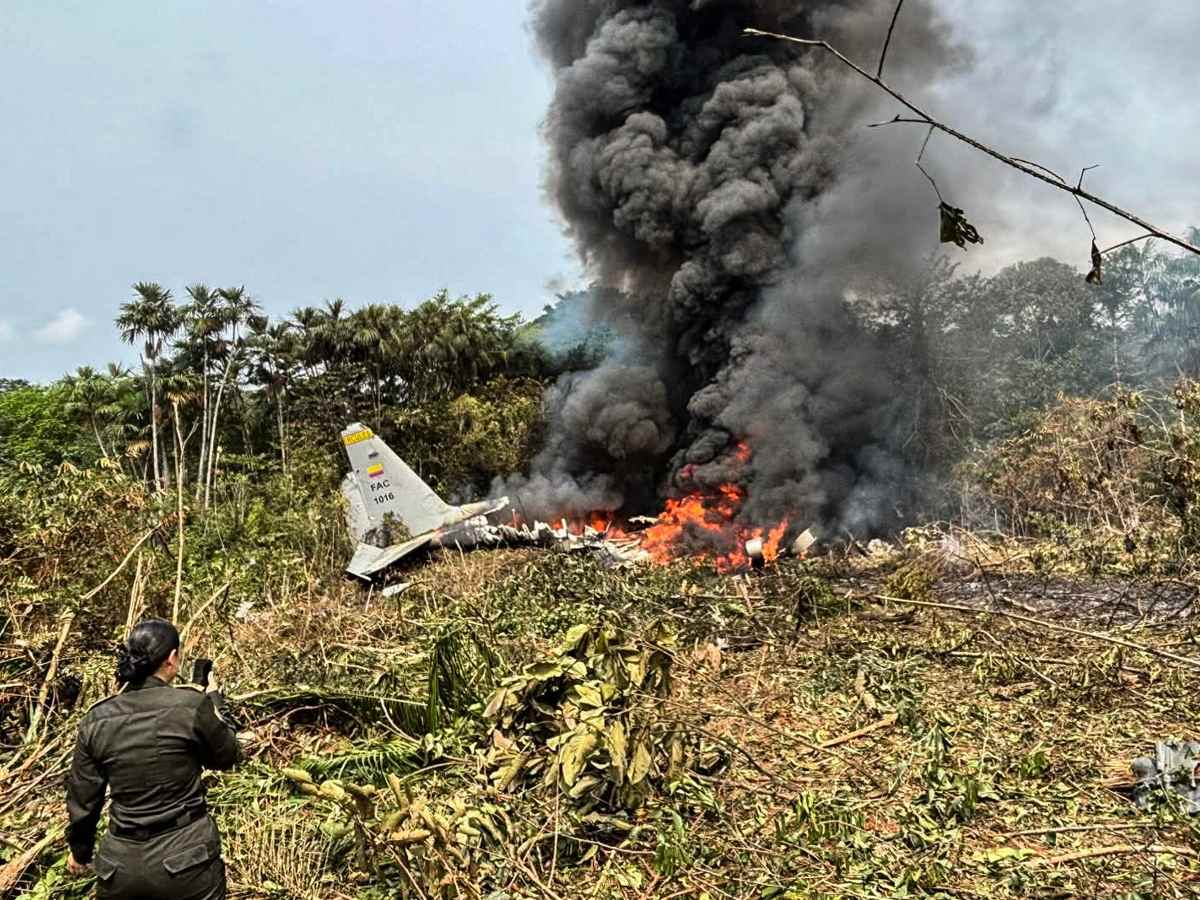 Accidente de avión militar en Colombia deja al menos 8 muertos y decenas de heridos. AFP