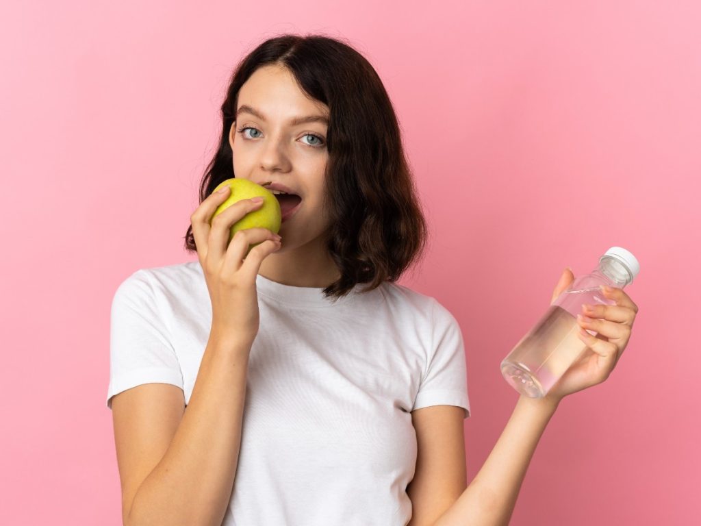 Las dietas virales que promueven restricciones extremas pueden parecer inofensivas, pero implican riesgos reales para la salud física y mental.