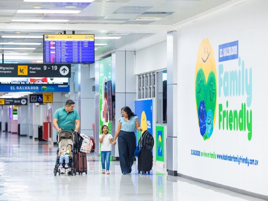Aeropuerto Internacional de El Salvador obtiene sello Family Friendly