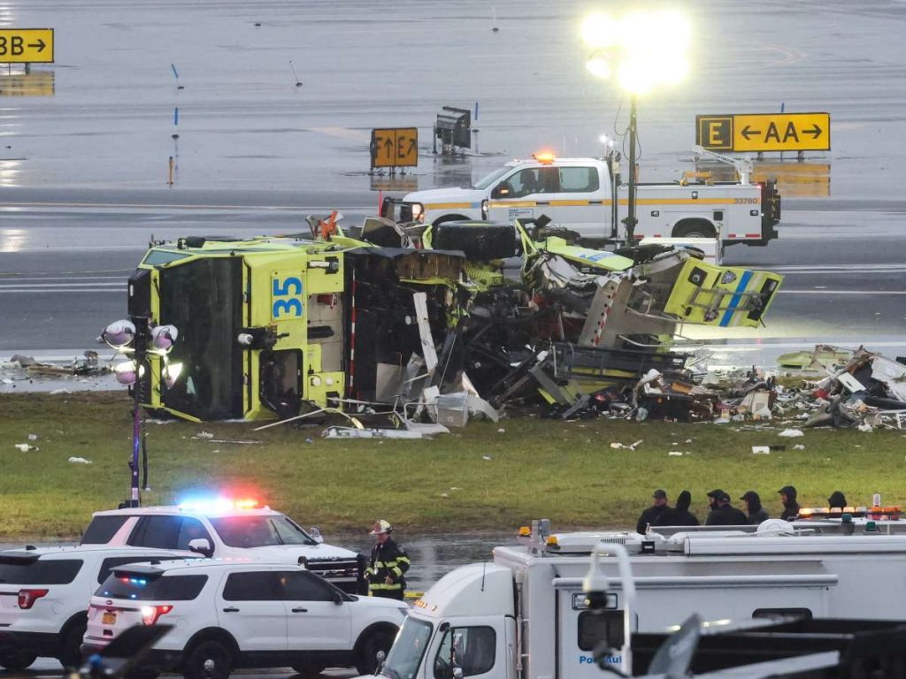 Un camión de bomberos de la Autoridad Portuaria, dañado, permanece cerca de la pista tras colisionar con un avión CRJ-900 de Air Canada Express en el aeropuerto LaGuardia de Nueva York, el 23 de marzo de 2026.
