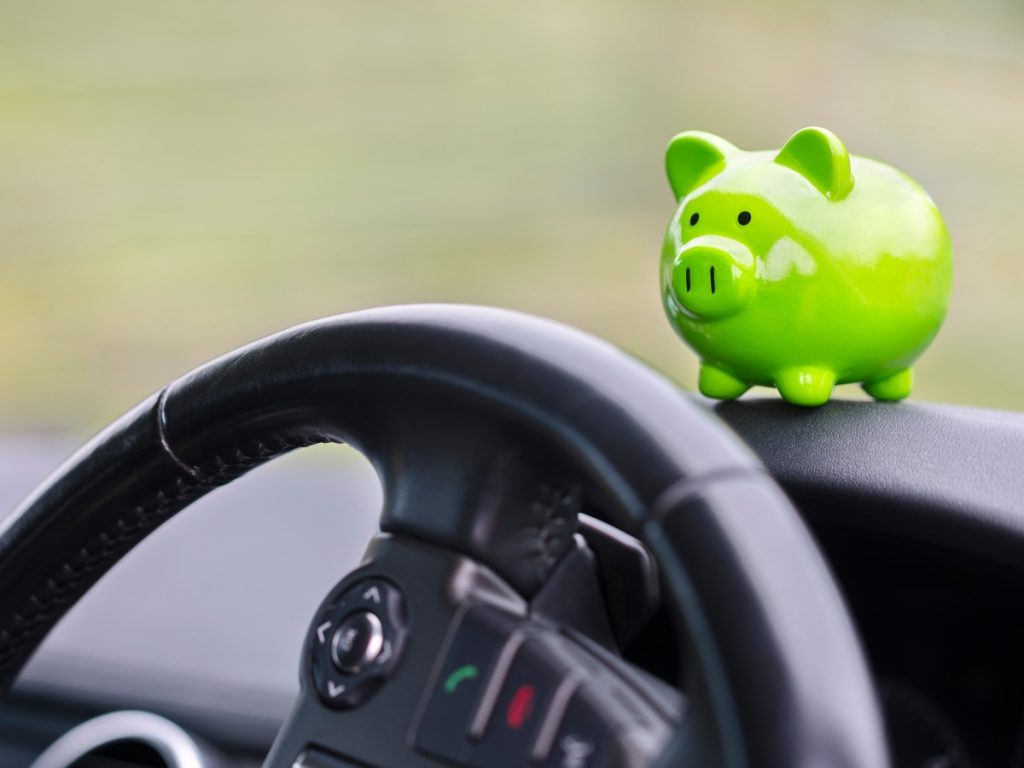 Ahorrar combustible empieza con hábitos simples: planificar rutas, evitar aceleraciones bruscas y mantener el vehículo en buen estado ayuda a reducir el gasto en gasolina.