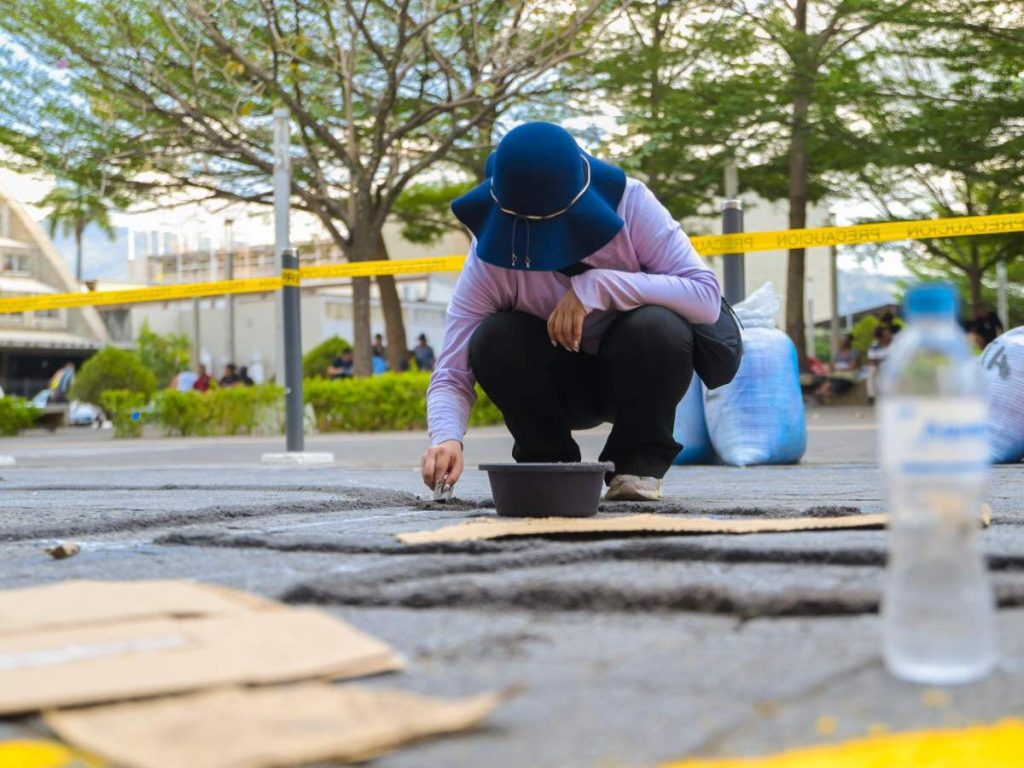 Equipos de trabajo elaboran los diseños con aserrín teñido en el Centro Histórico.