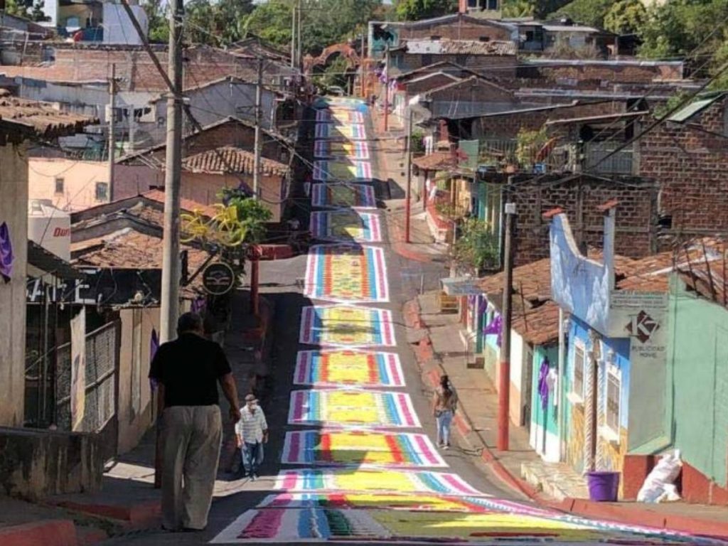 Las calles se transforman en escenarios de fe durante la Semana Santa, donde cada alfombra y procesión refleja siglos de tradición viva.
