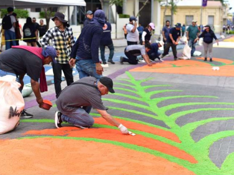 Familias y artistas locales participan cada año en la elaboración de alfombras de aserrín en Santa Tecla.