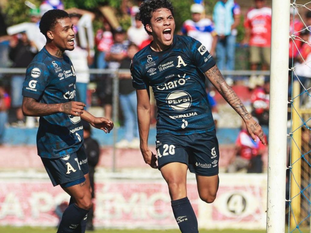 Alejandro Henríquez (der.) celebra su gol con Alianza ante Firpo. Foto X Alianza