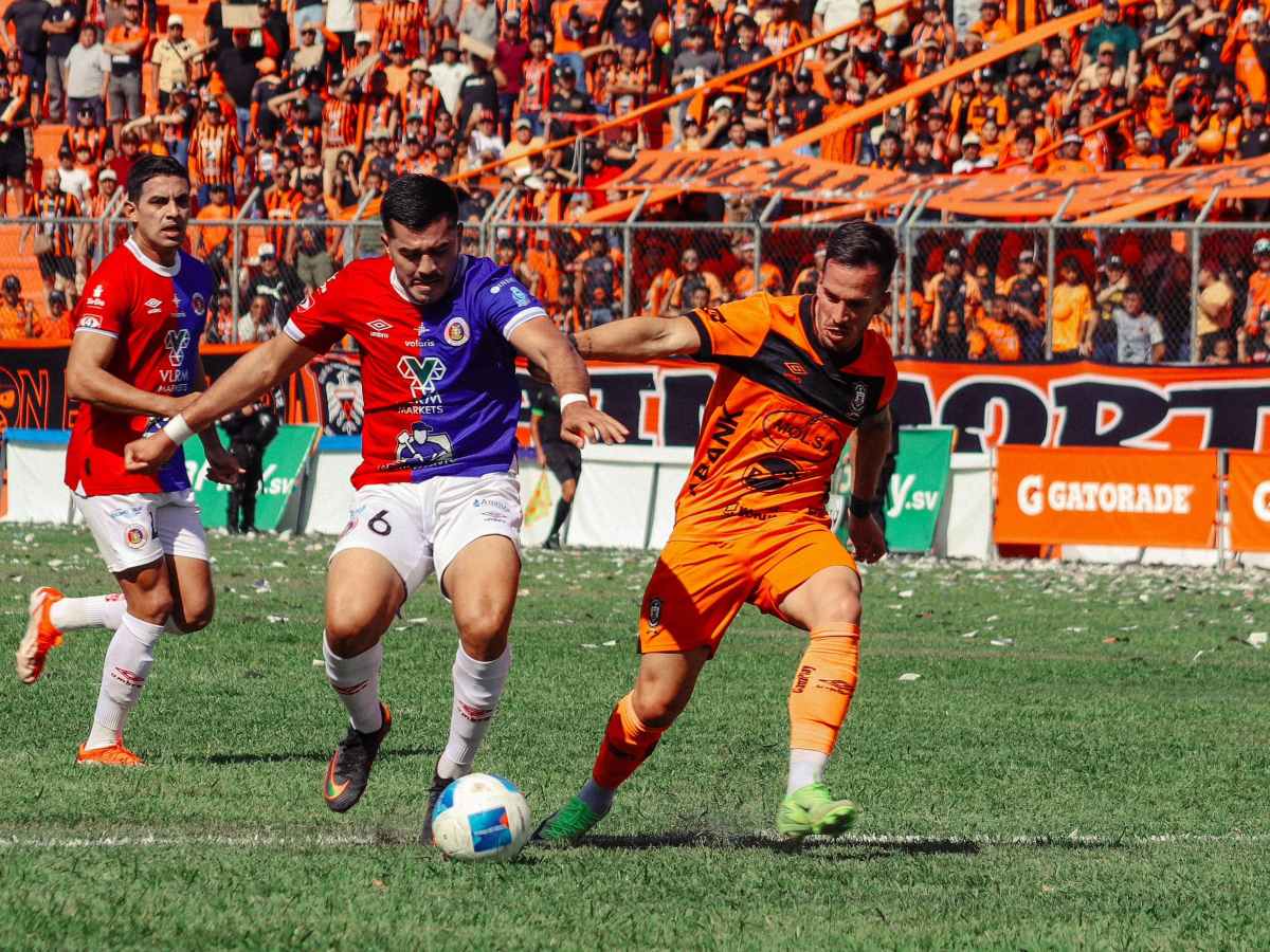 Federico Andrada (der.) anotó doblete ante FAS. Foto X Águila
