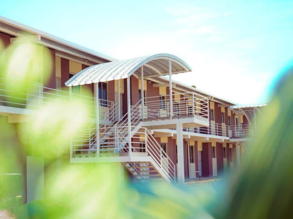 Los apartamentos están ubicados en el proyecto La Bretaña, sobre la Carretera de Oro.