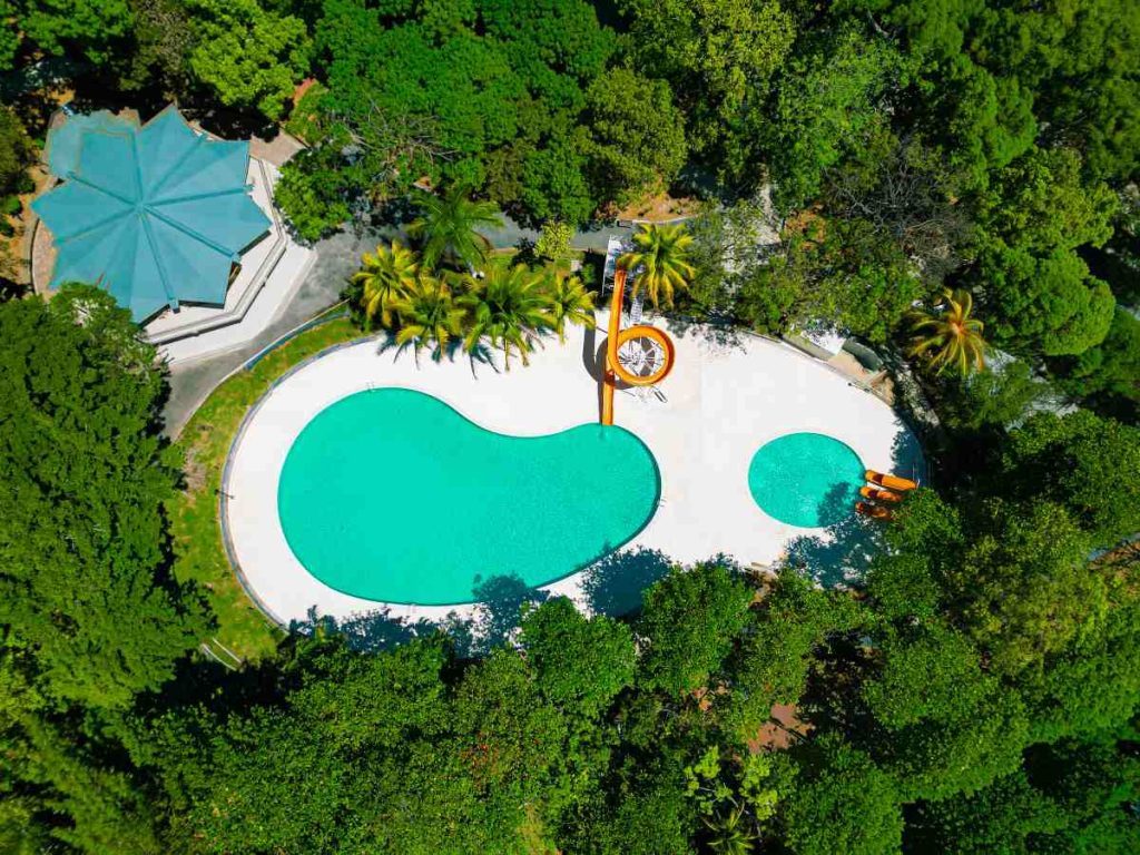 Visitantes disfrutan de las renovadas instalaciones del Parque Recreativo Apulo tras su reapertura oficial.