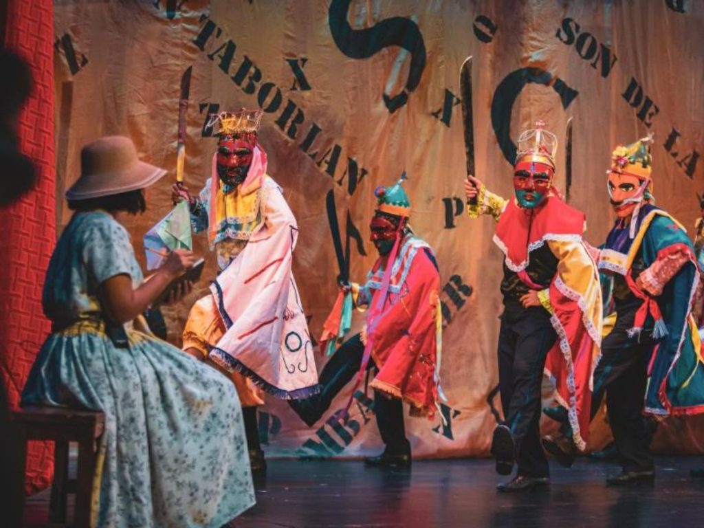 Vestuarios tradicionales y sones populares acompañan el homenaje escénico a María de Baratta. Fotografía/ Ministerio de Cultura
