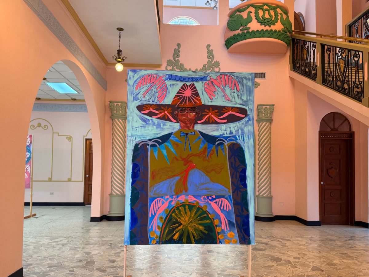 Una de las pinturas se inspira en los trajes tradicionales de los Danza de los Historiantes, reinterpretados desde una mirada contemporánea. Fotografía/ Lissette Figueroa