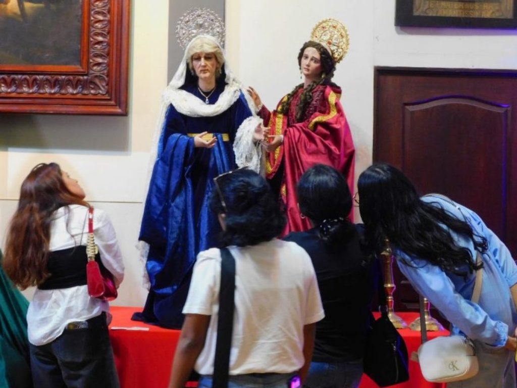 Fieles y visitantes recorren la Expo de Arte Sacro Somasco en el Templo El Calvario, en el Centro Histórico de San Salvador. Fotografía/ Parroquia El Calvario
