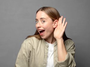 Escuchar bien es clave para conectar con los demás; cuidar tus oídos hoy te permite mantener esa claridad durante todo el año.