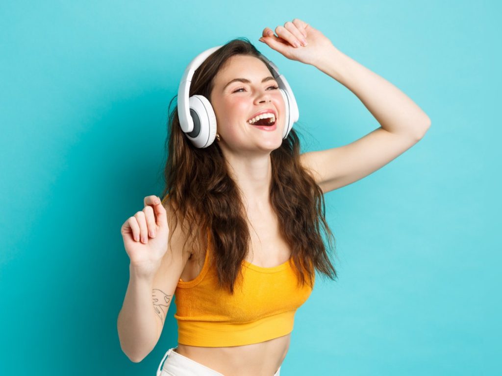 Disfrutar tu música favorita es parte de tu estilo de vida, pero mantener el volumen bajo control protege tu audición a largo plazo.