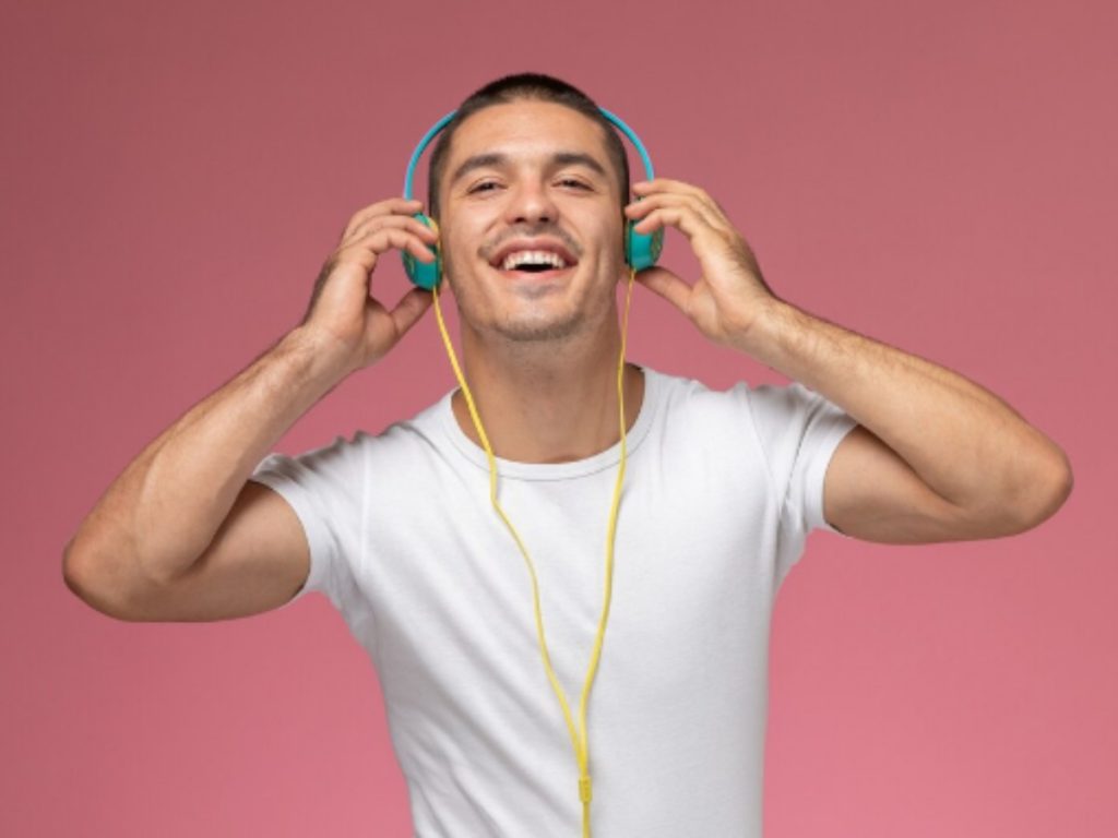 Los audífonos con cable resurgen impulsados por su calidad de sonido y facilidad de uso. Freepik