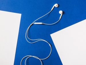 Por esta razón los audífonos con cable vuelven a ser tendencia en 2026