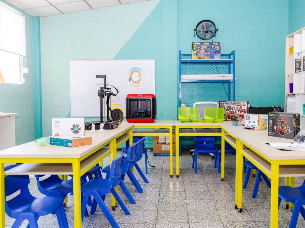 Estudiantes podrán realizar actividades prácticas dentro del aula STEAM, explorando tecnología y creatividad.