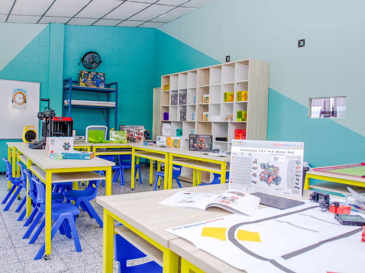El aula STEAM en Soyapango beneficia a cientos de niñas, promoviendo habilidades en ciencia, tecnología e innovación desde la educación escolar.