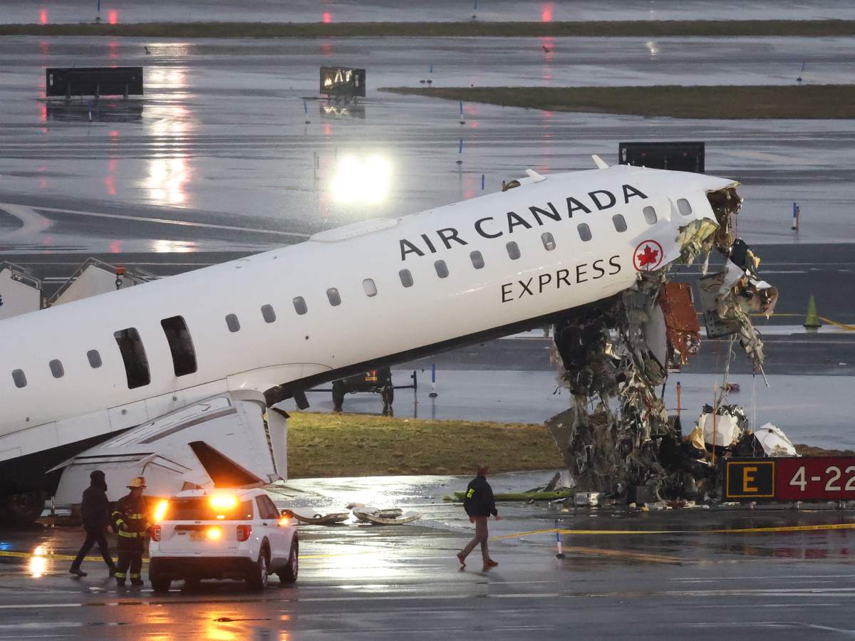 Un avión CRJ-900 de Air Canada Express permanece en la pista tras colisionar con un camión de bomberos de la Autoridad Portuaria en el aeropuerto LaGuardia de Nueva York, el 23 de marzo de 2026.