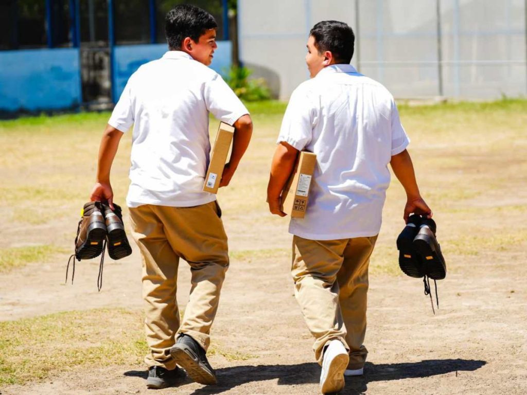 Estudiantes reciben botas, gorra con protección solar y ropa adecuada para labores agrícolas.